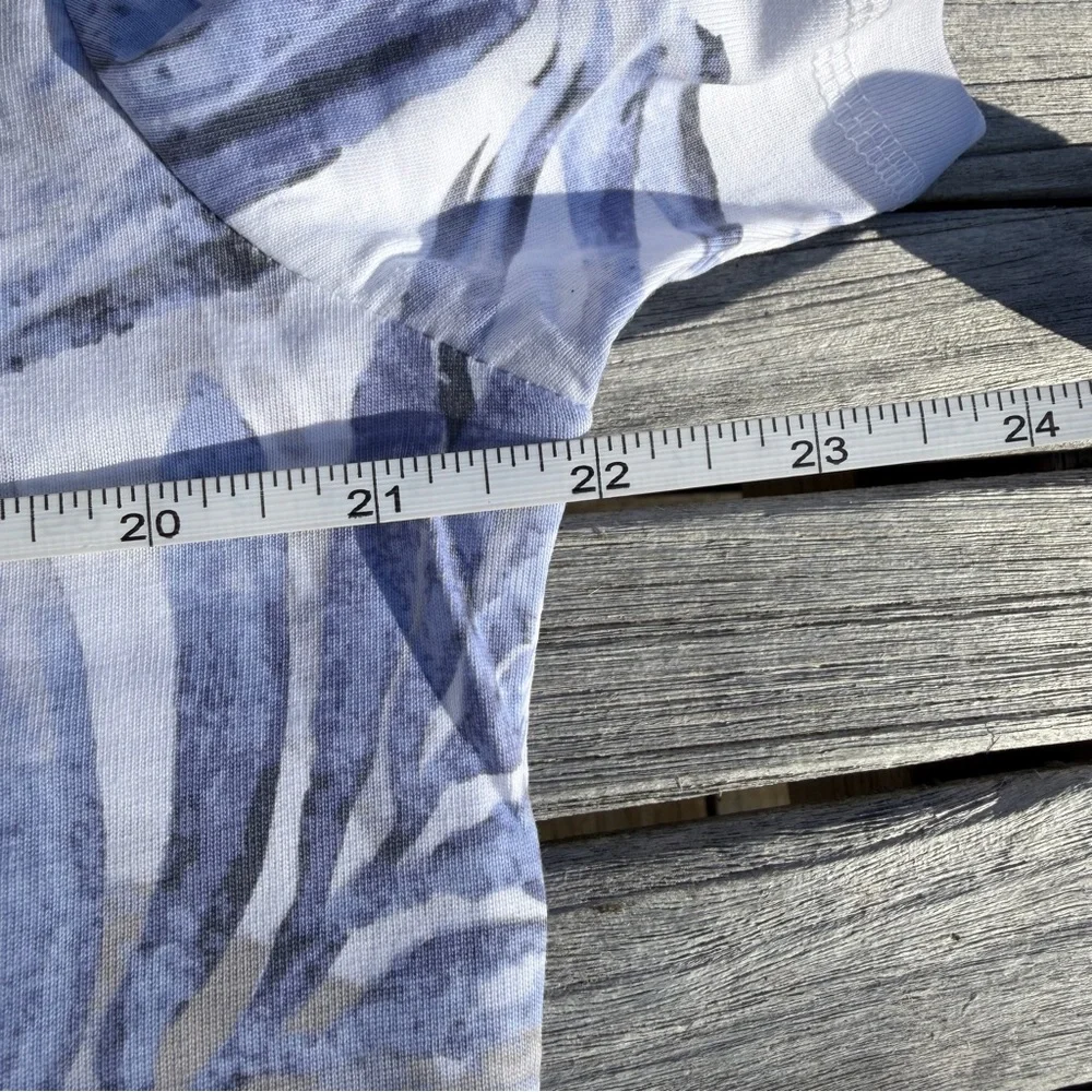 GUESS White & Light Blue Palm-Print Short Sleeve Tee - Picture 7 of 12